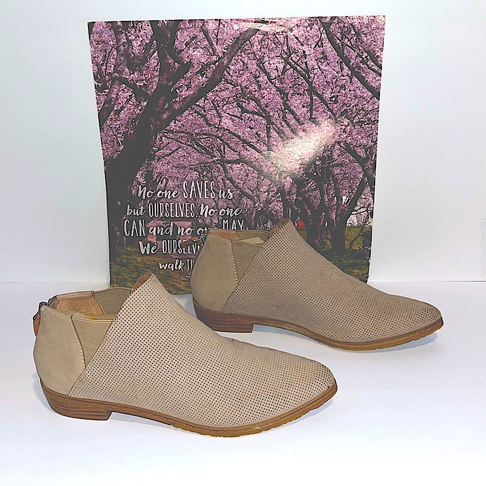 Gentle Souls Kenneth Cole tan bootie BLYSS CHELSEA tan leather suede boots 6.5